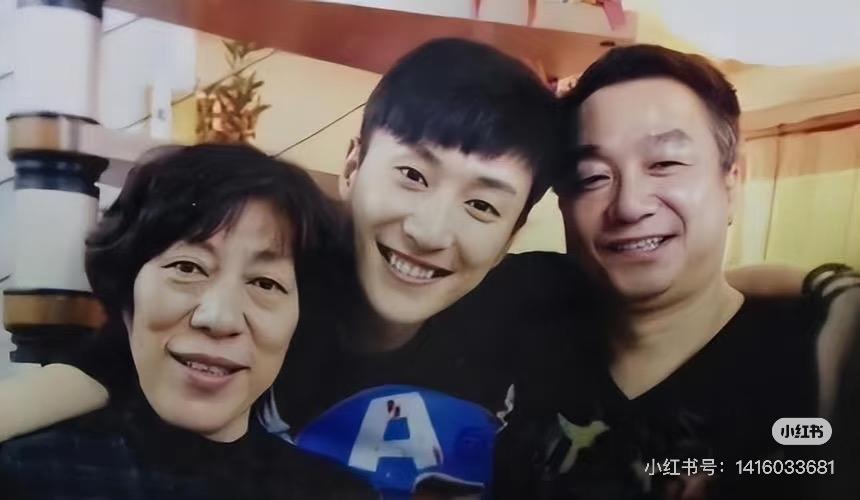 奉劝大家一句， 别被乔任梁父母的表象骗了， 他们两个人啊，根本不需要过度怜悯，需