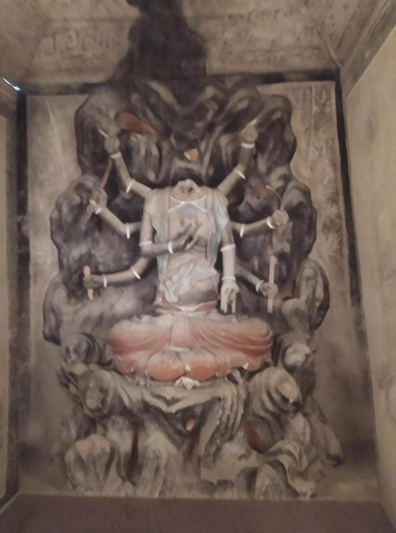 这是我在敦煌展上拍的相片。看看这个塑像，怎么头没有了？是年代太久，被破坏了吗？记