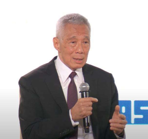 李显龙近几日发话了，
说新加坡要调整政策了。他说：“我们在亚太的处境很清楚，这里