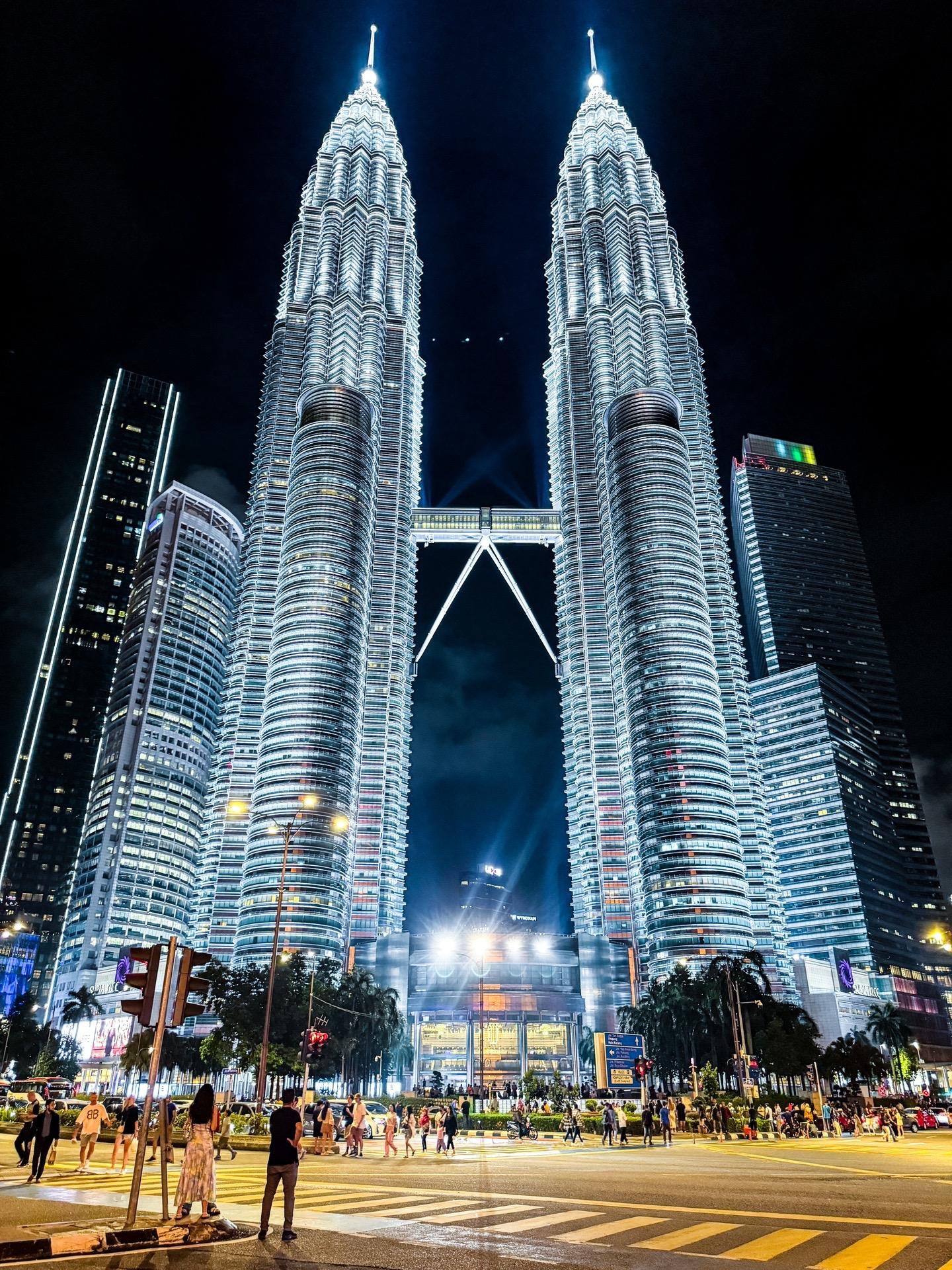 🌴吉隆坡，适合年轻人花小钱装大杯的旅行
Klcc双子塔高耸入云好震撼，恍惚小说A市里的武吉免登
多元的城市文化，随处可见的中华元素
也是我去过华人最友好的国家
在东南亚温暖的气候，开开心心长榴莲脑袋～
