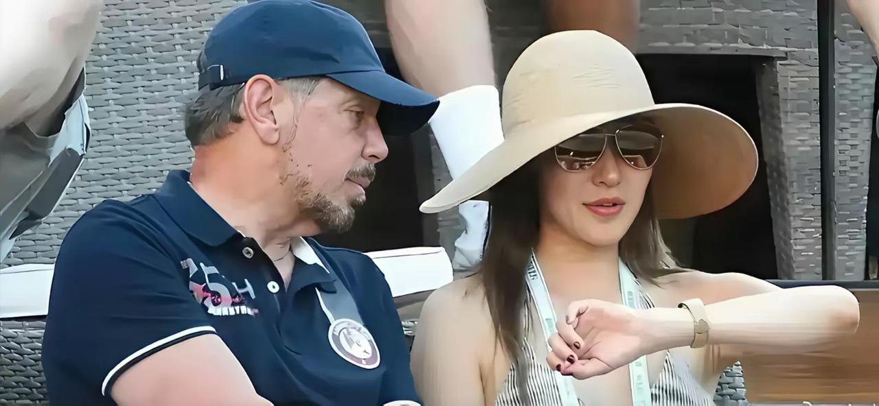 厉害了。
第二个邓文迪出现了。
全球首富的妻子是年轻的中国美女。
​9月10日，