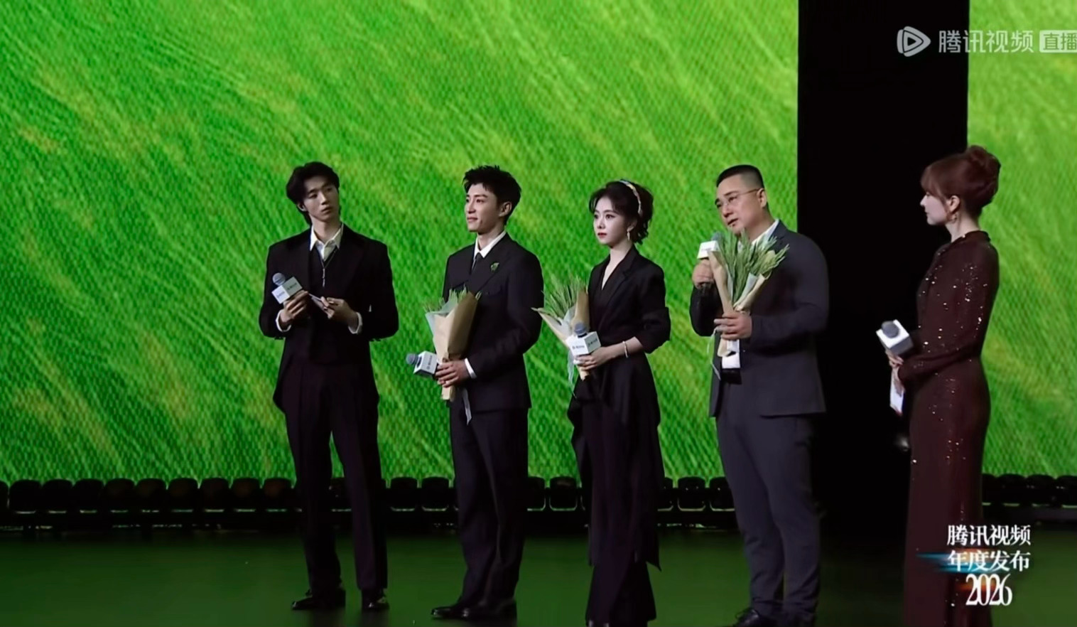这个镜头慢慢拉远就是看小狗 哎好小的脑袋好小的脸→好宽的肩膀子好比例啊→好长的腿