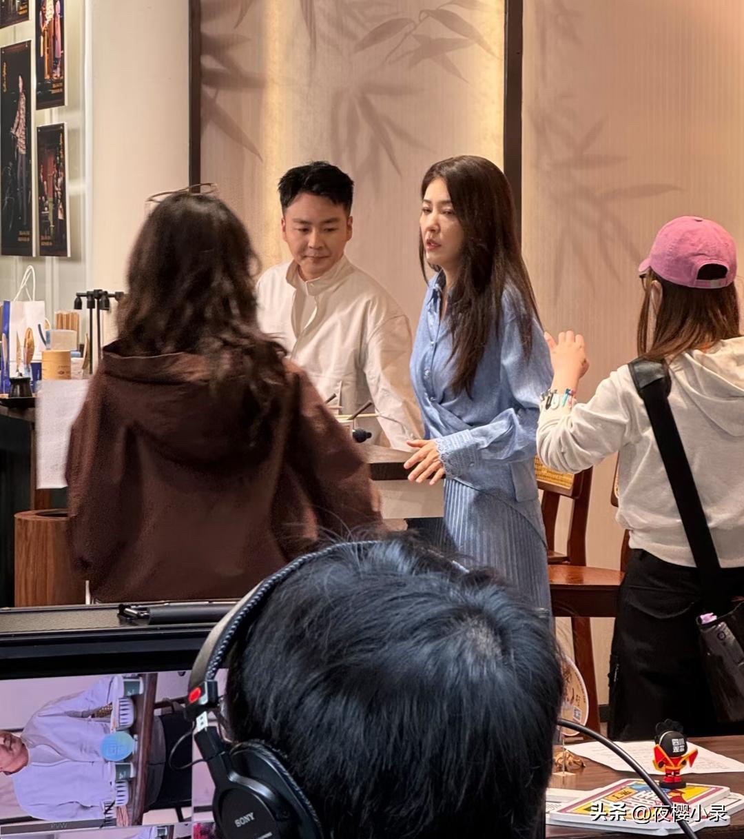 50岁曾黎在四川成都线下直播被偶遇，她现实中真人看起来好年轻，头发浓密，脸部胶原