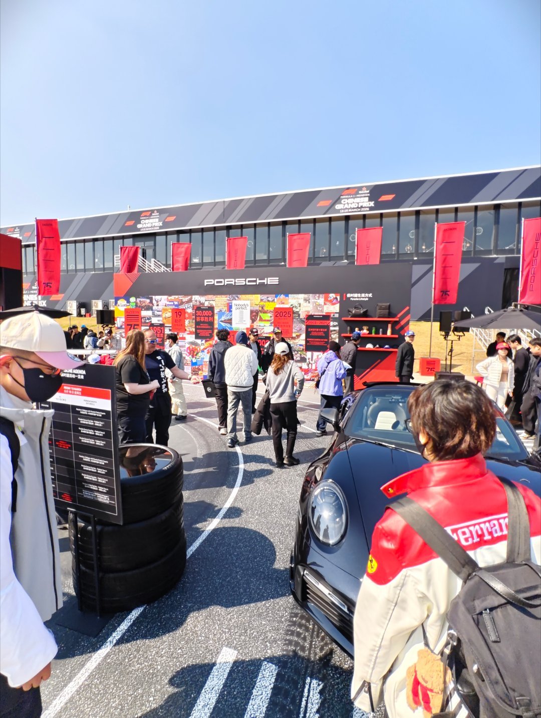 F1后场还有各大品牌的展台，保时捷带来了911 TURBO S敞篷，911 RS