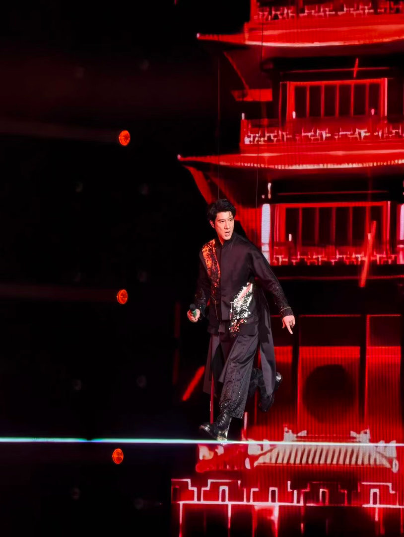 王力宏演唱会最严厉的父亲 这次杭州场的舞台配置又升级了，跑道够长缆车够高。他不只