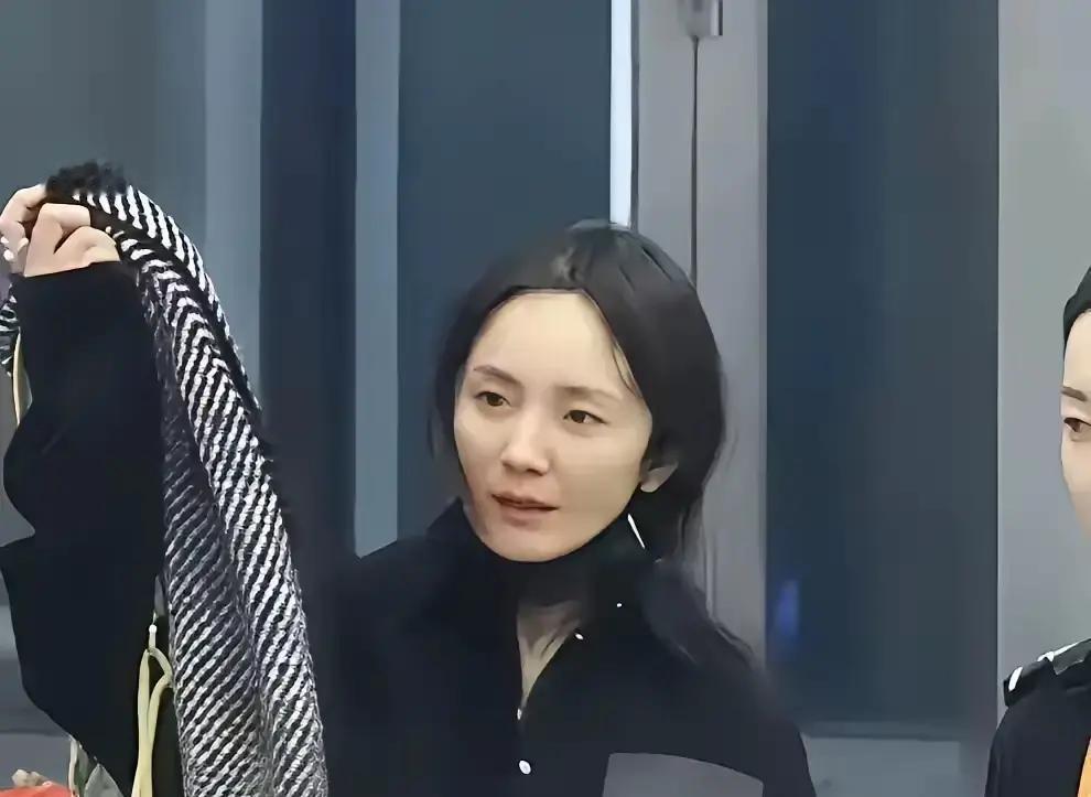 素颜照被嘲“显老”第3天，杨幂剪掉长发，扛起狙击枪。
《暴风眼》预告片直接甩出。