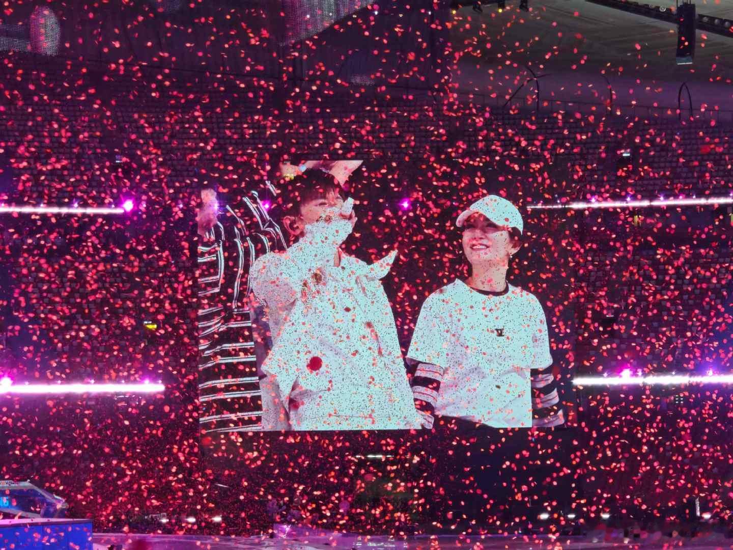 我给张杰谢娜拍的人生照片 我给张杰谢娜拍的人生照片，谁懂谢娜最后一刻看向张杰的眼