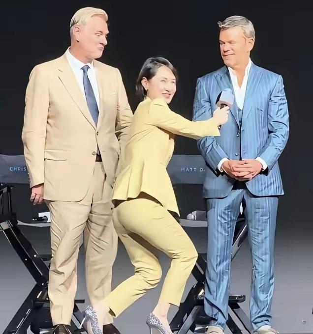胡锡进不去抨击对老外卑躬屈膝的主持人，反过来说国内民众自卑不自信？
 
陈璇夸张