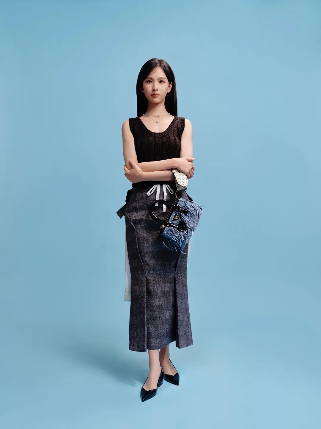 陈都灵这个造型好像小孩偷穿大人衣服 ​​​