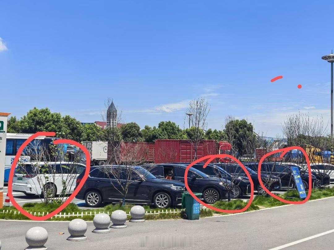 服务区小憩停车位7个车，有3个是岚图梦想家七七见证了“岚图”从默默耕耘到家喻户晓