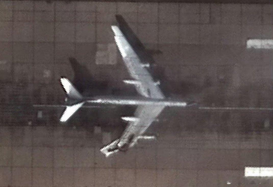 乌军无人机袭击了俄境内萨拉托夫州恩格斯空军基地的俄罗斯空天军一架图-95MS战略