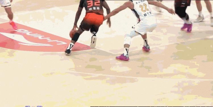 现在的CBA也就能看看外援暴扣了国内球员不值一提。平地起惊雷，劲爆震九州。克里斯