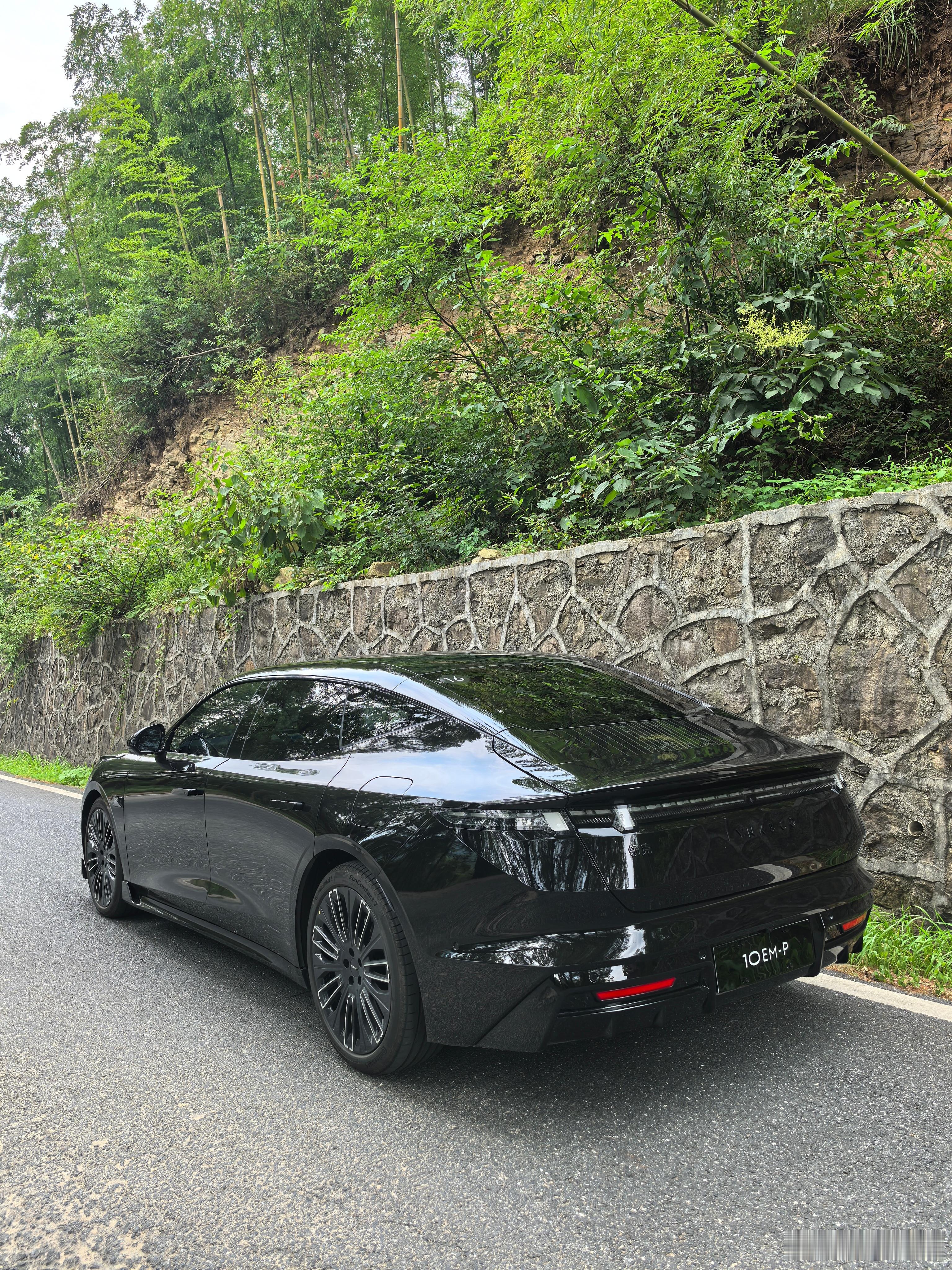 人生总该有台四驱车 领克10EM-P全系标配四驱。还实现了四驱操控两驱能耗，堪称