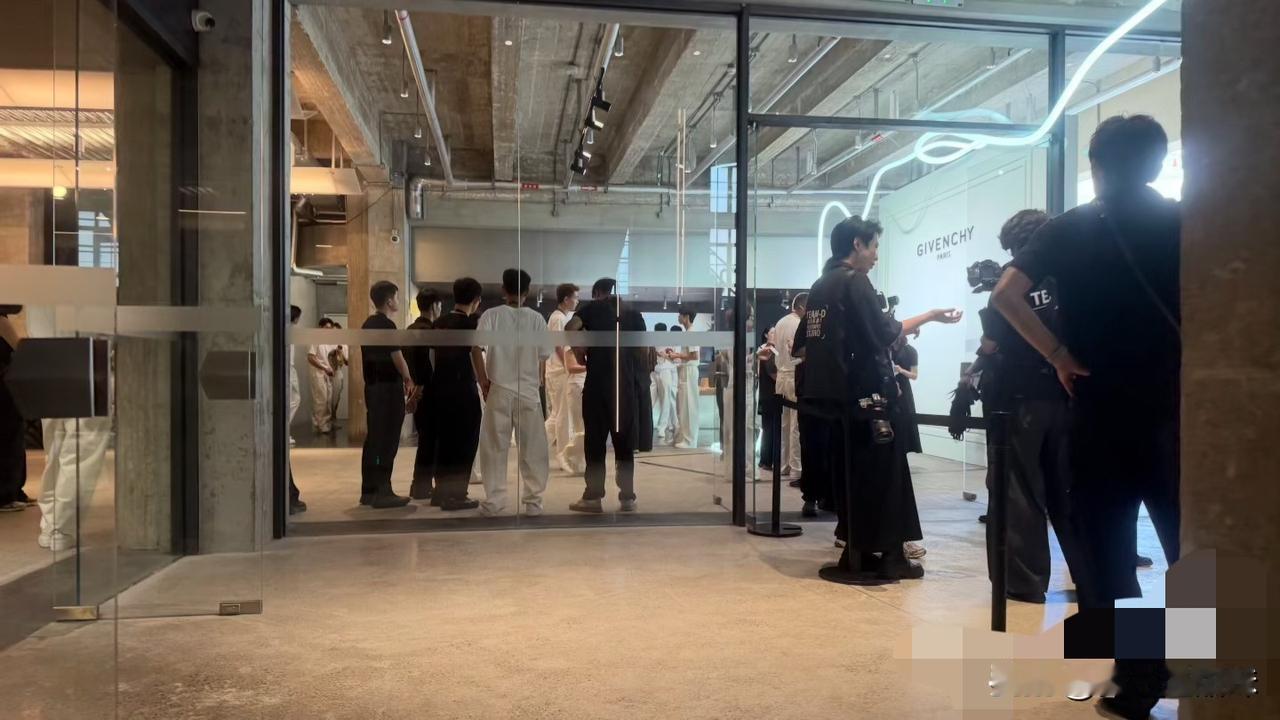 丽颖马上就要到了！
纪梵希的领导来了不少，沈阳的经理都来了
就是这家店了，保密工
