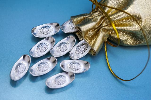 白银投资新机遇：2026年或达100美元，普通人如何上车？

白银，这个曾经被戏