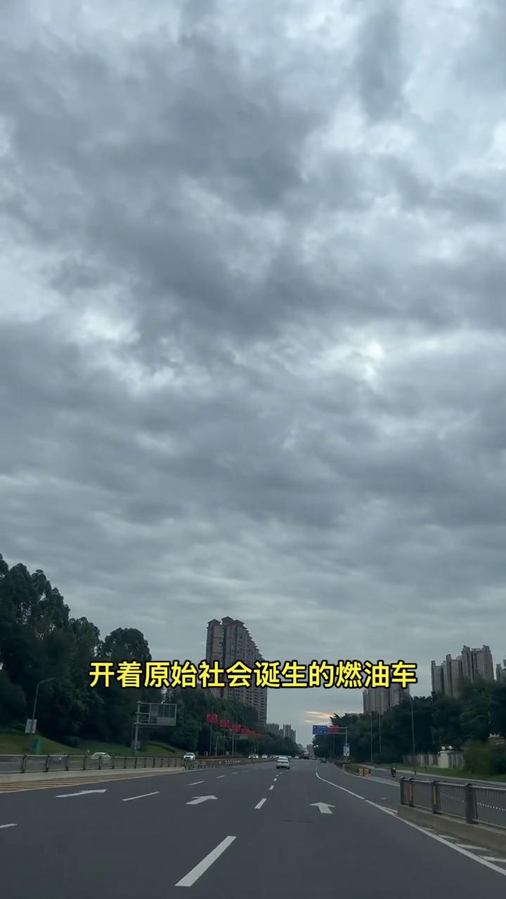 总有人执着开着原始社会诞生的燃油车，告诉大家一个现实，现在一二线城市购买新车超过