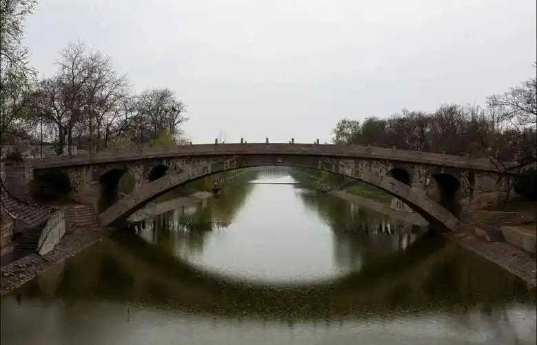 在宋代桥梁的整体结构中，桥台翼墙虽属于附属构件，却承担着稳定桥头、抵挡土压、疏导