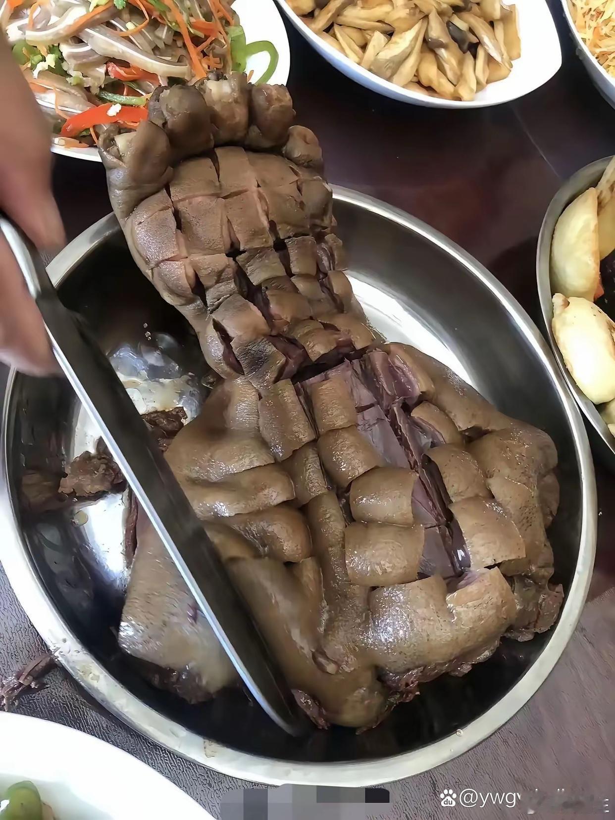 这是传说熊掌嘛，怎么没有食欲 