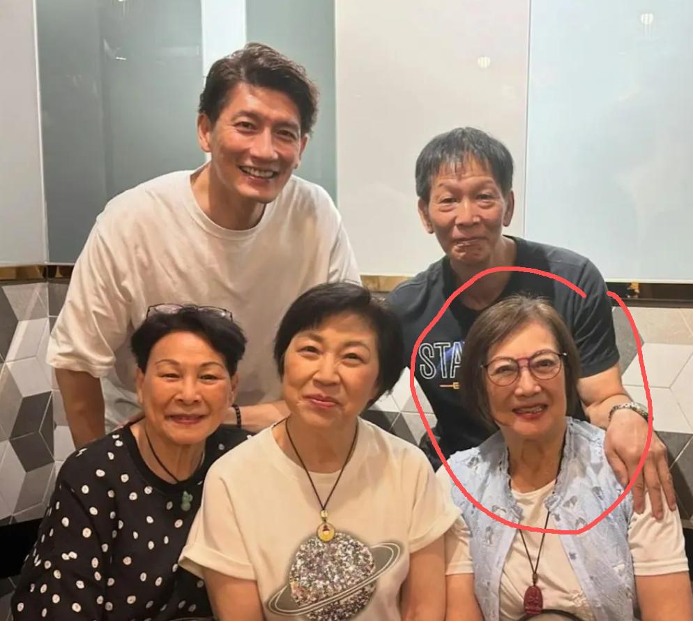 81岁的港星梁珊在自己生日当天走了，

儿子简简单单发了个声明就算告了别

低调