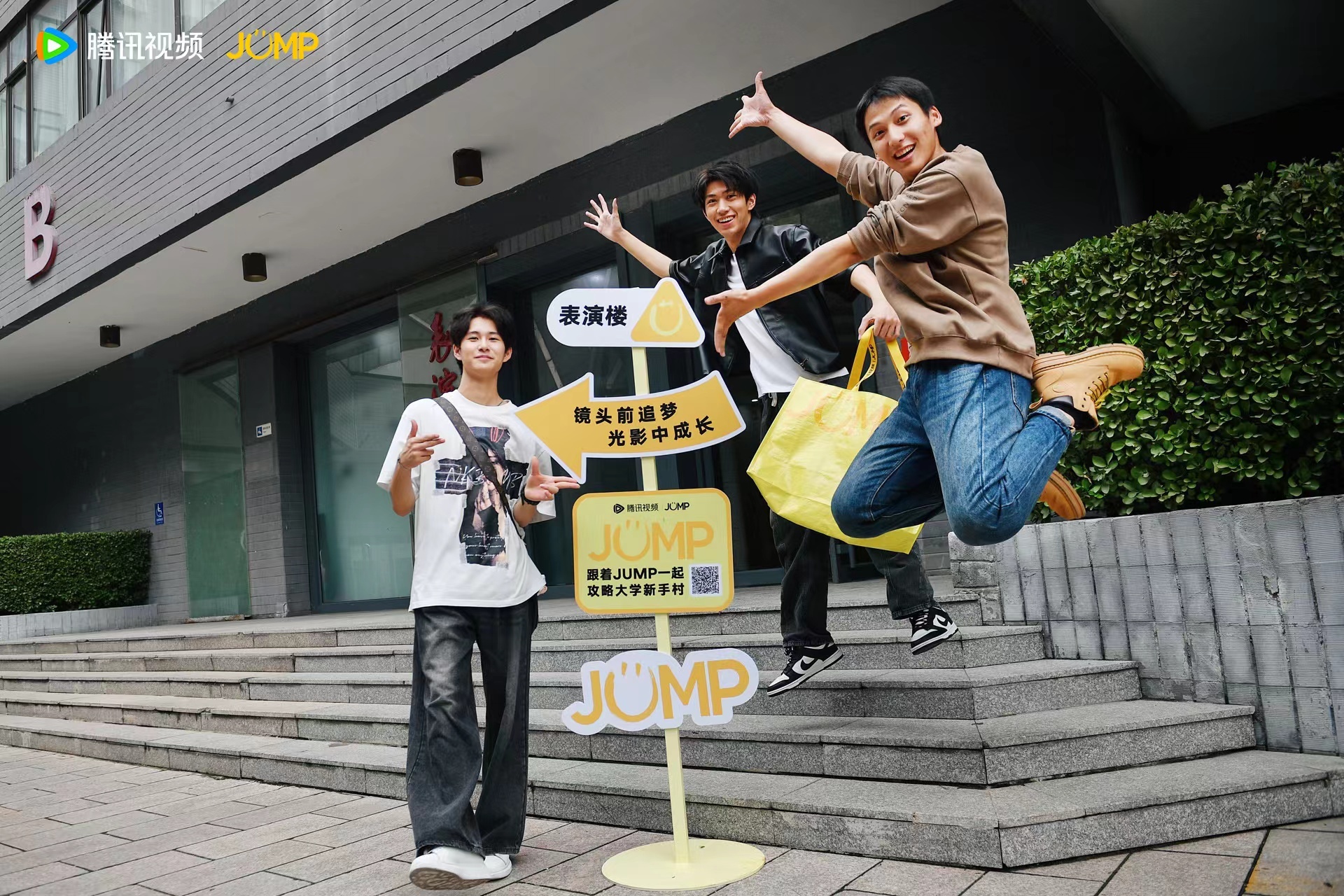 #如何一眼分辨大一新生# 从大一到大四，行动力逐渐丢失，从天天打扮到穿个睡衣就去