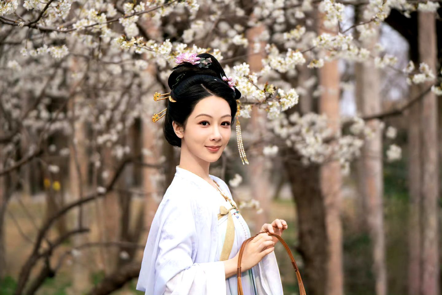 杨紫国色芳华何惟芳营业了，距离开播还有4天，好期待啊[舔屏] 