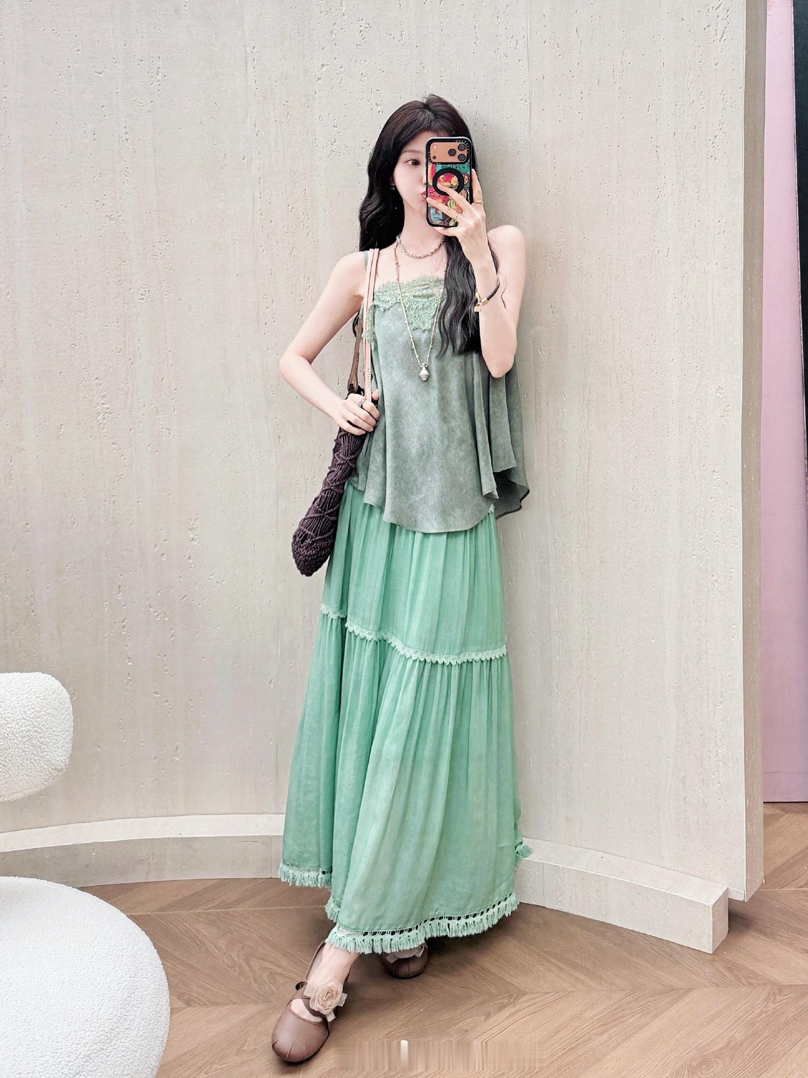👋这一期真的是私服特辑来的超特别的真丝吊带 嘎嘎有女人味～有没有戳中你的心巴还