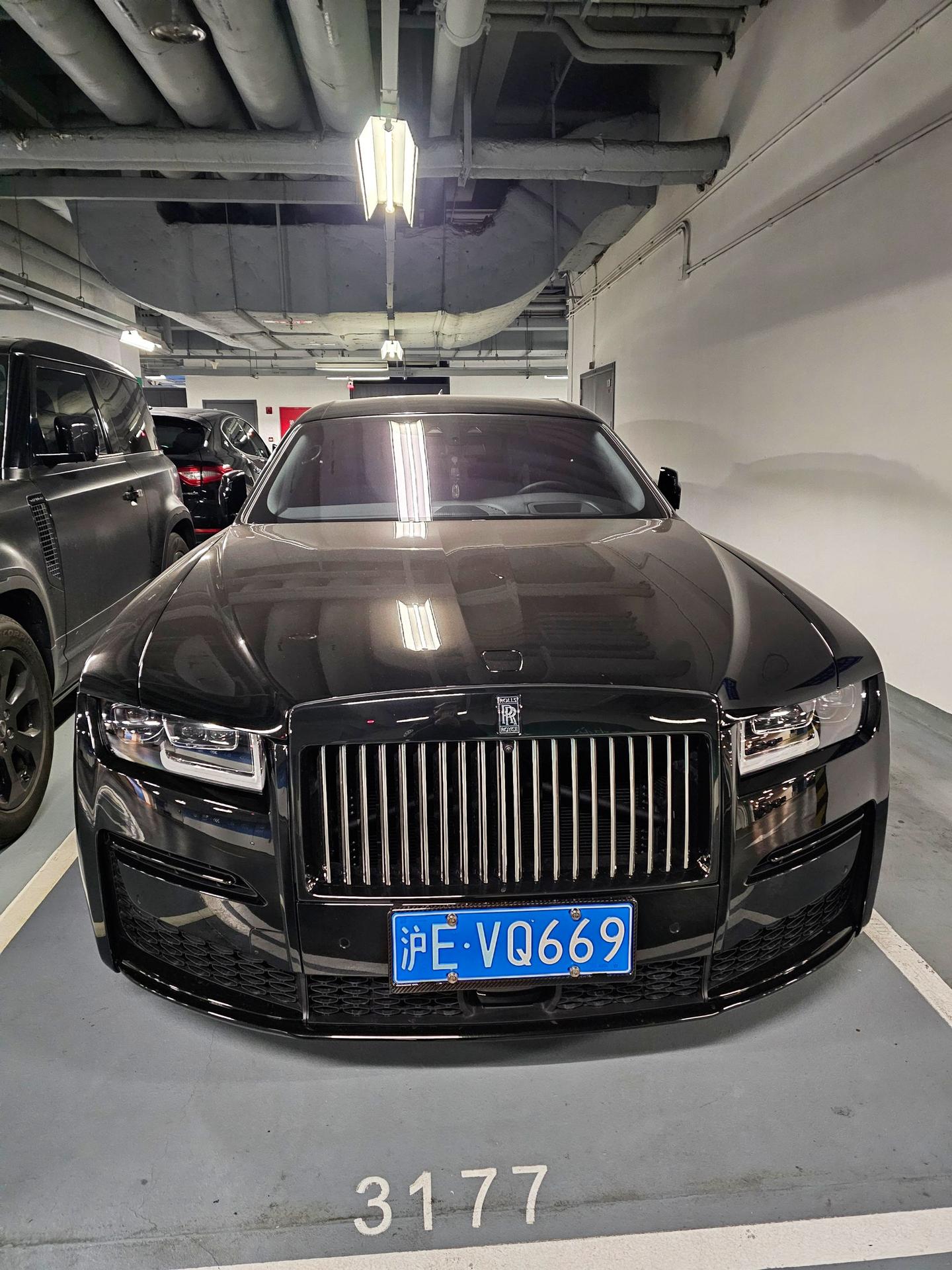 在上海某地库偶遇大佬座驾劳斯莱斯古思特Black Badge 黑色外观...
