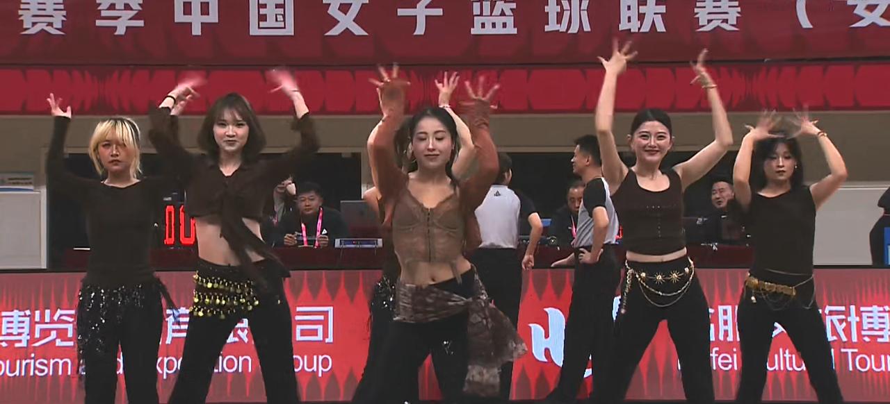 开赛在即，球迷无球可看。年轻球员上场时间有限，外援主导比赛。裁判成关键先生谁来管