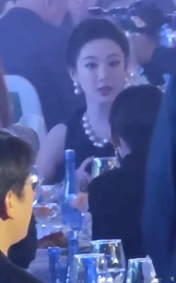 杨紫以为耳环少了一颗珍珠杨紫耳环不对称哈哈哈哈哈是耳环不对称，不是少了一颗珍珠 
