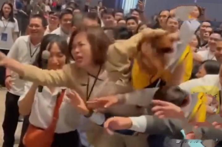 这个场面是不是似曾相识呀？越南楼市火热一房难求！

11月25日，据越南媒体报道