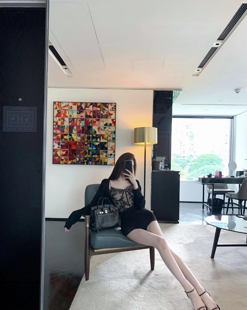 我有点看不清自己 有趣也无趣 乐观又悲观 极其矛盾又顺其自然 来日并不方长 所以