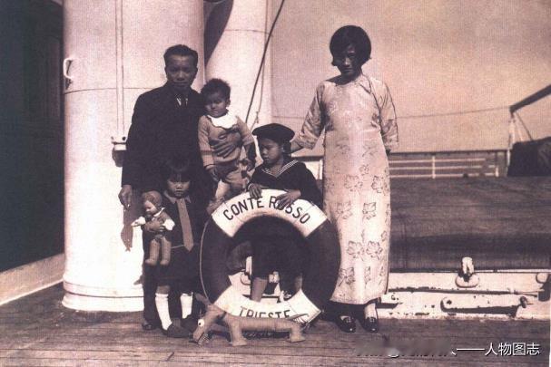 1932年底，李济深和夫人双秀清及两个年幼的孩子乘船南下香港，从此走上反蒋抗日的