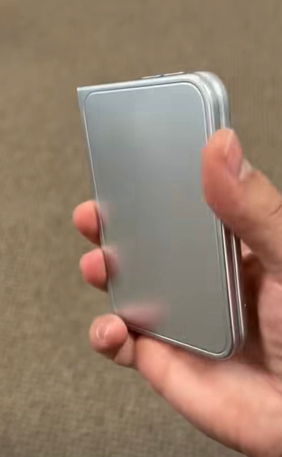 看这个图片iPhone Ultra 的还是挺薄的，展开以后和iPad mini大