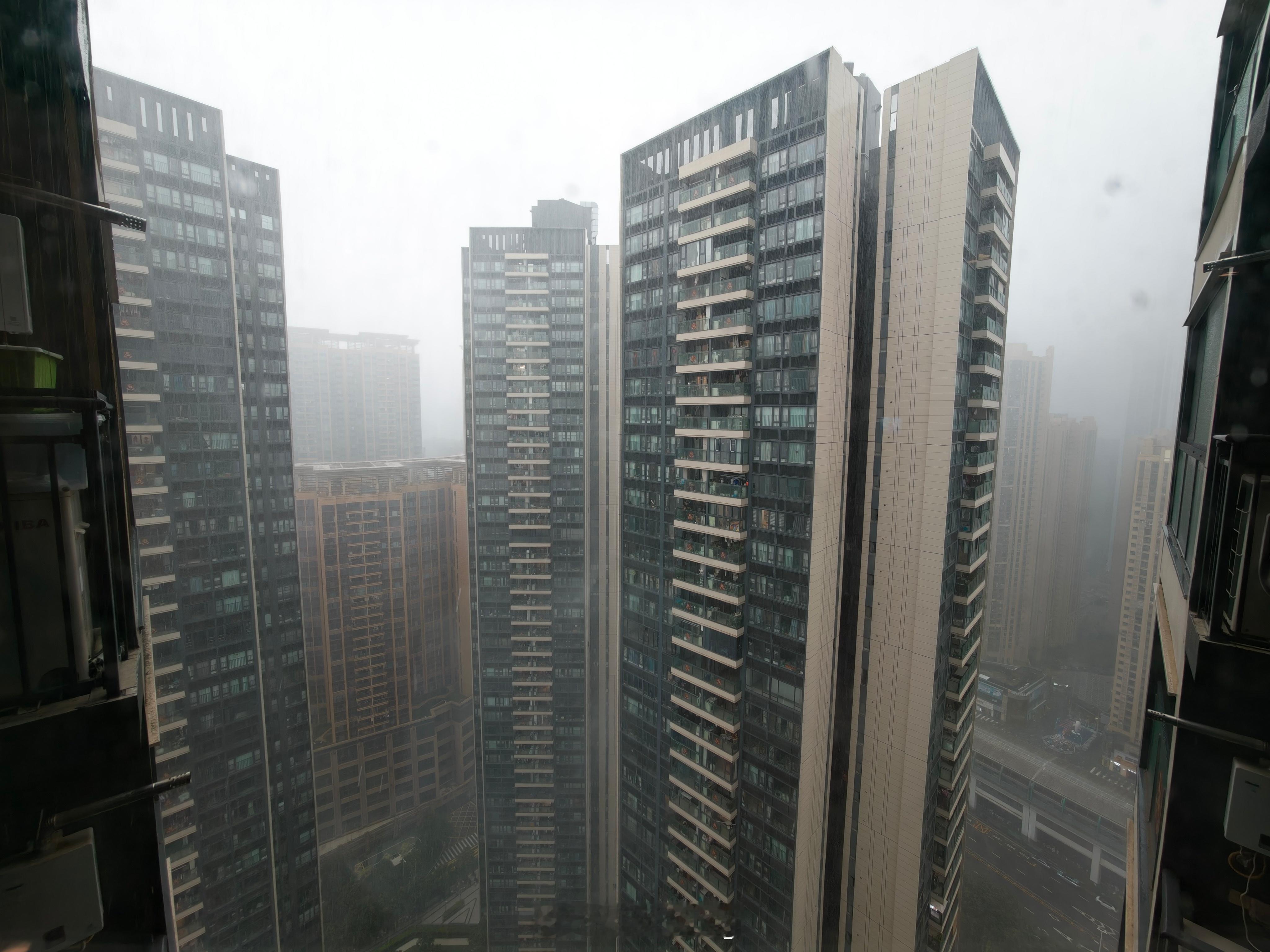 深圳的雨下冒烟了刚又开车去学校，把娃接回来了。这天怕是漏了吧？ 