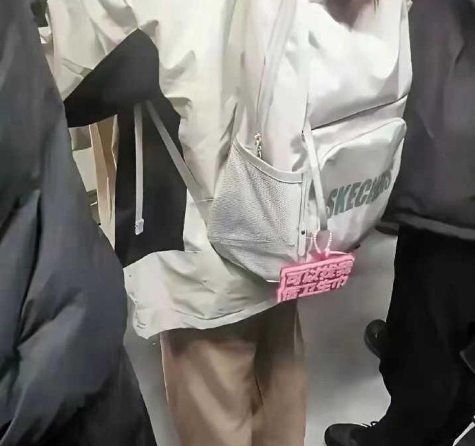 地铁上看到的，给我第一感觉就是：太暖心，太勇敢了！现在的小女孩又善良又很有主见，