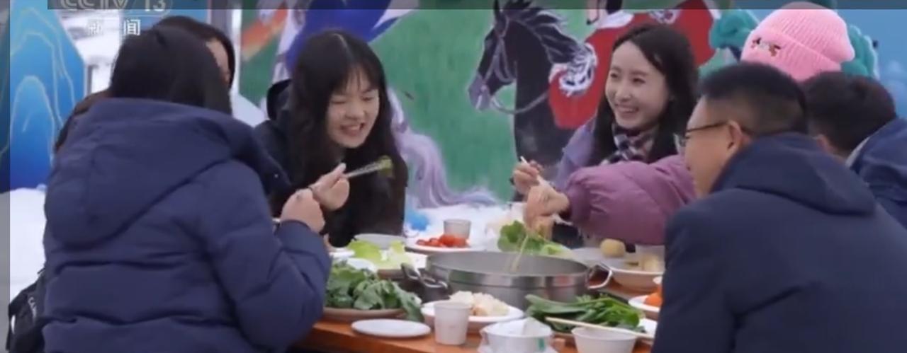 冰雪场上的氛围感直接拉满！人们围坐在一起涮着热气腾腾的火锅，欢声笑语在雪地里回荡