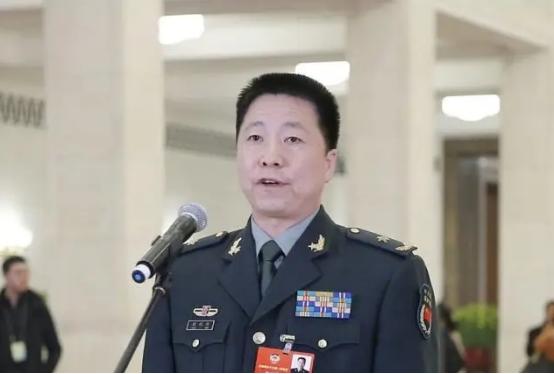 中国首飞太空有多险？杨利伟26秒共振濒死、舱外神秘敲门声、舷窗惊现裂纹！活着回地