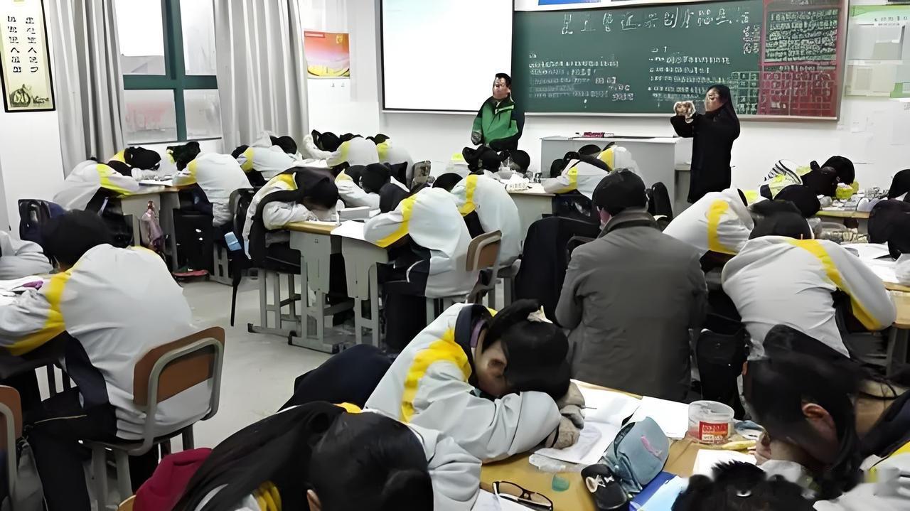 在大众固有认知里，985计算机毕业生手握行业硬通货，进大厂拿高薪本是标准答案。可