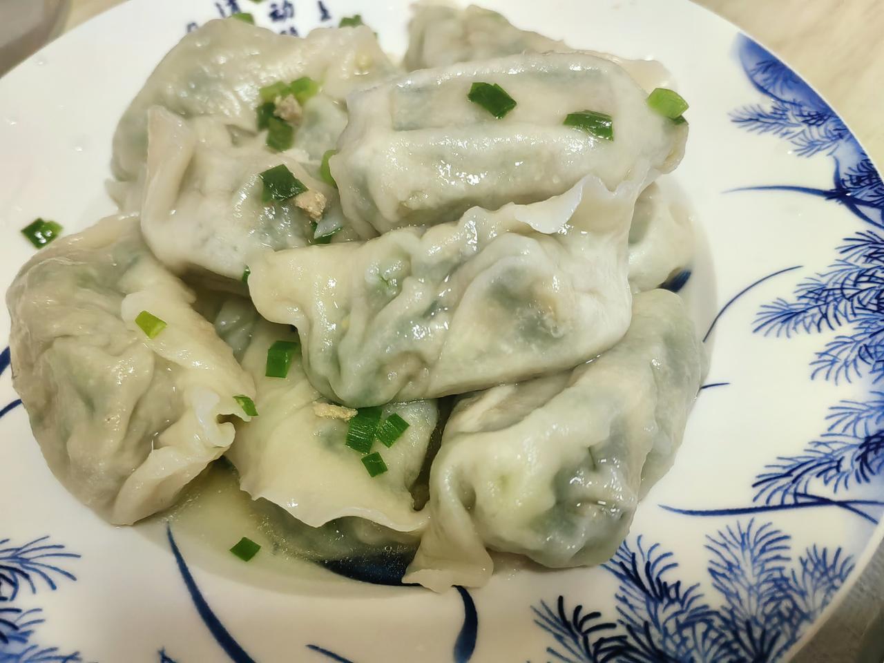 独自一人在家，煮了十只薄皮大馅饺子，韭菜猪肉馅，破了一只。