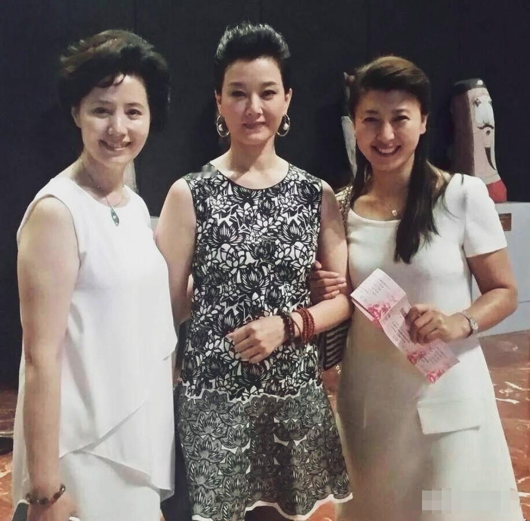 左边女士是谁比宋祖英还漂亮，气质高雅。