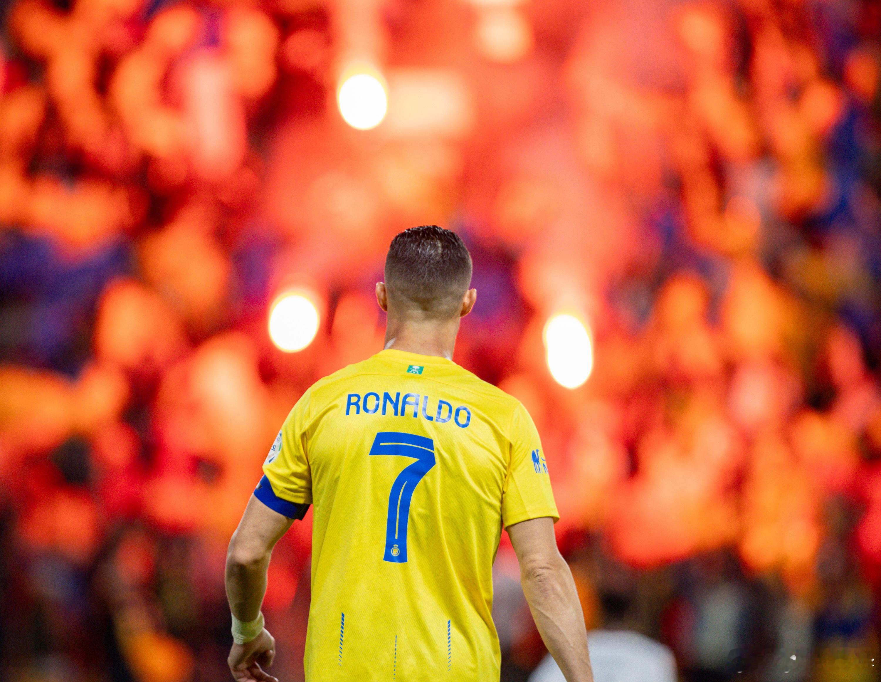 刚落地看到消息，能咋说呢…唉…#c罗向中国球迷道歉##c罗中国行比赛延期# 据知