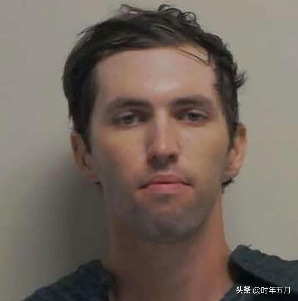 泰勒·罗宾逊拒绝配合当局，仍未承认自己枪击查理·柯克。  
执法人员正约谈其家人