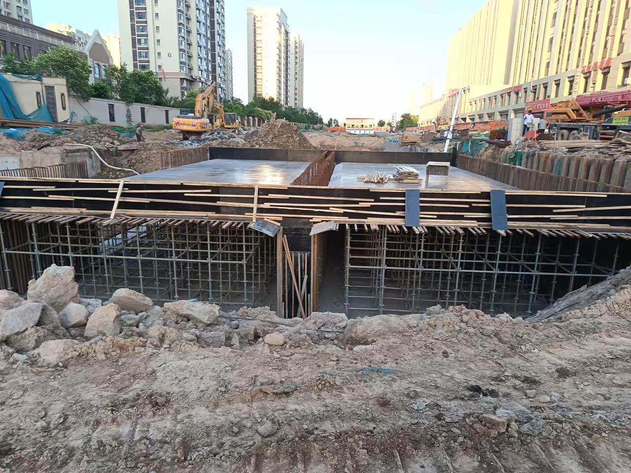 每次路过聊城振兴路东首，看着懂付路青年渠桥这片热火朝天的工地，心里真是既着急又充