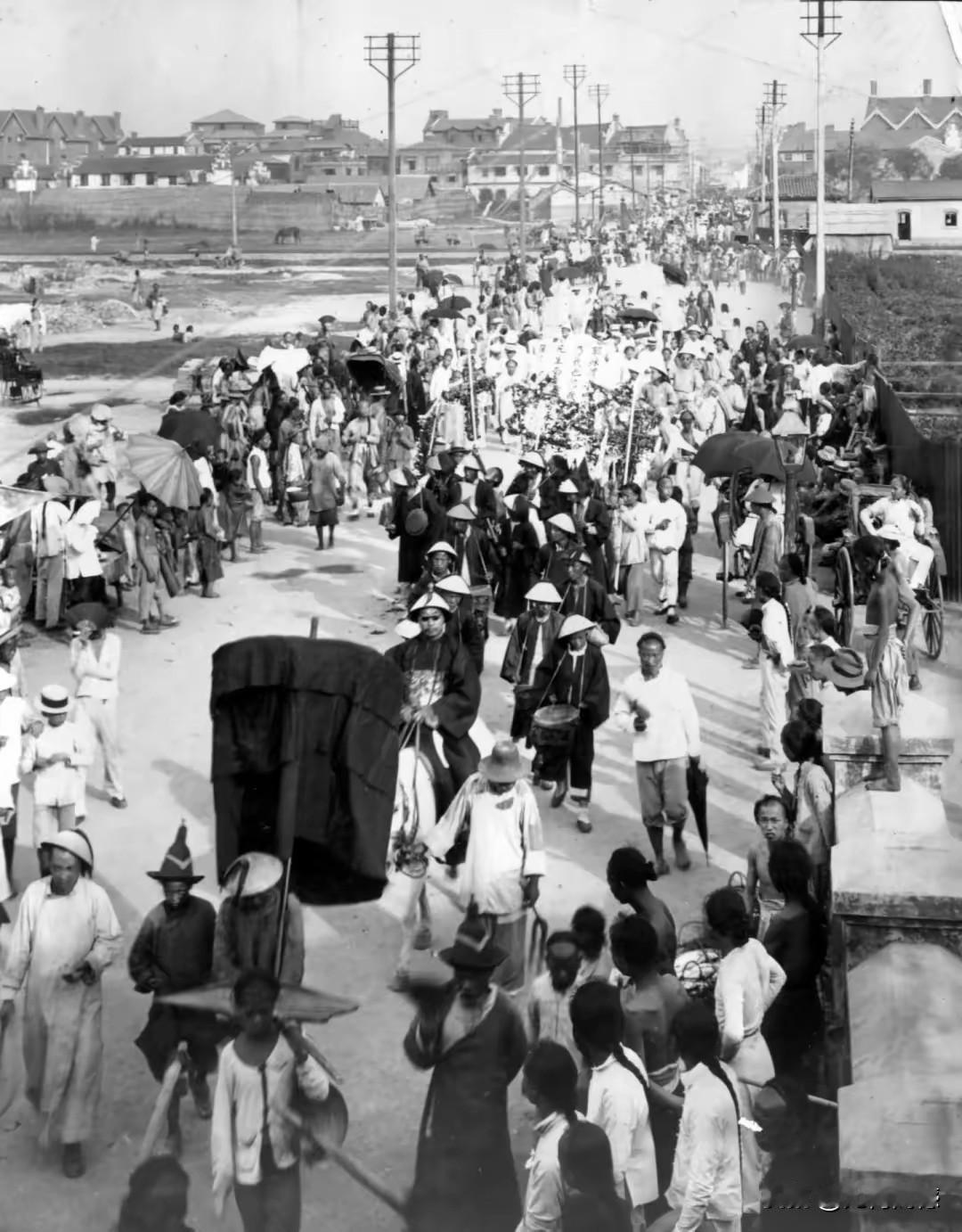 晚清尽管已经是江河日下、大厦将倾，但是官员出行的派头还是非常奢华的，仪仗齐全，前