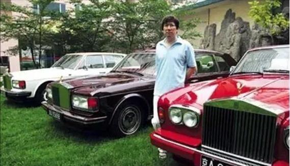 1980年，31岁的李春平，被一位70岁的好莱坞女星看上。李春平以“干儿子”的身