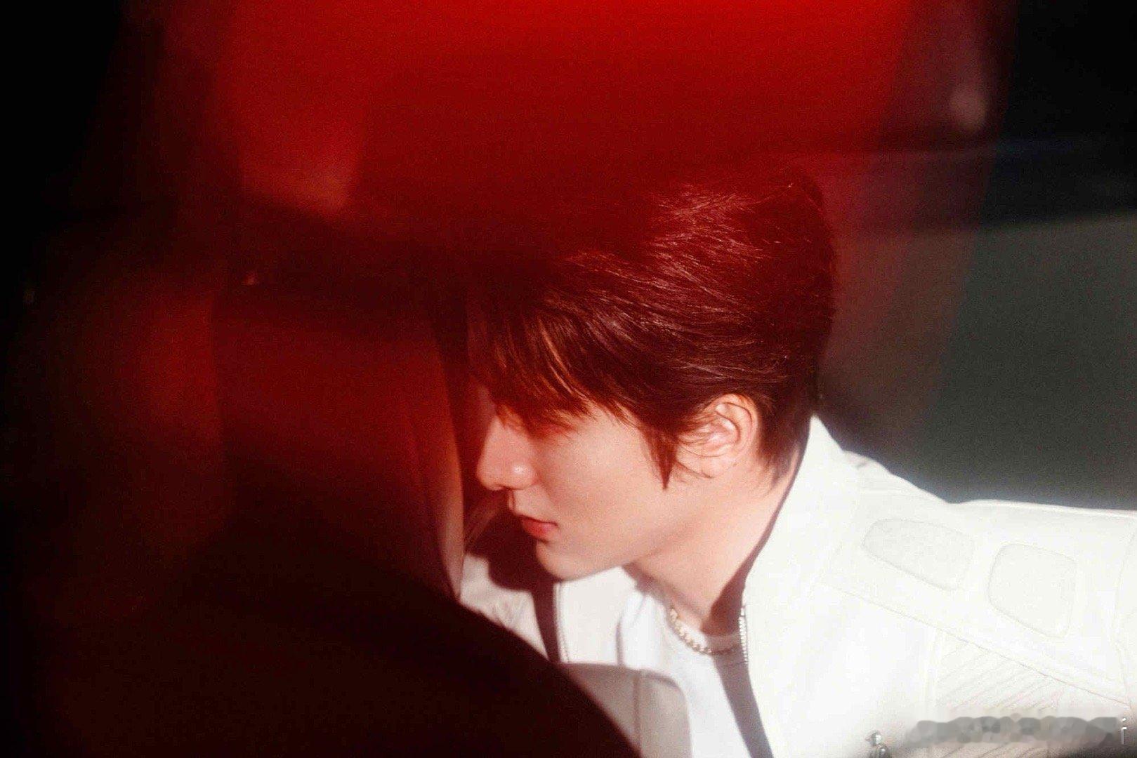 不想上班想上张新成的车 张新成那个下车视频，最大的杀伤力在于：他明明在看镜头，但