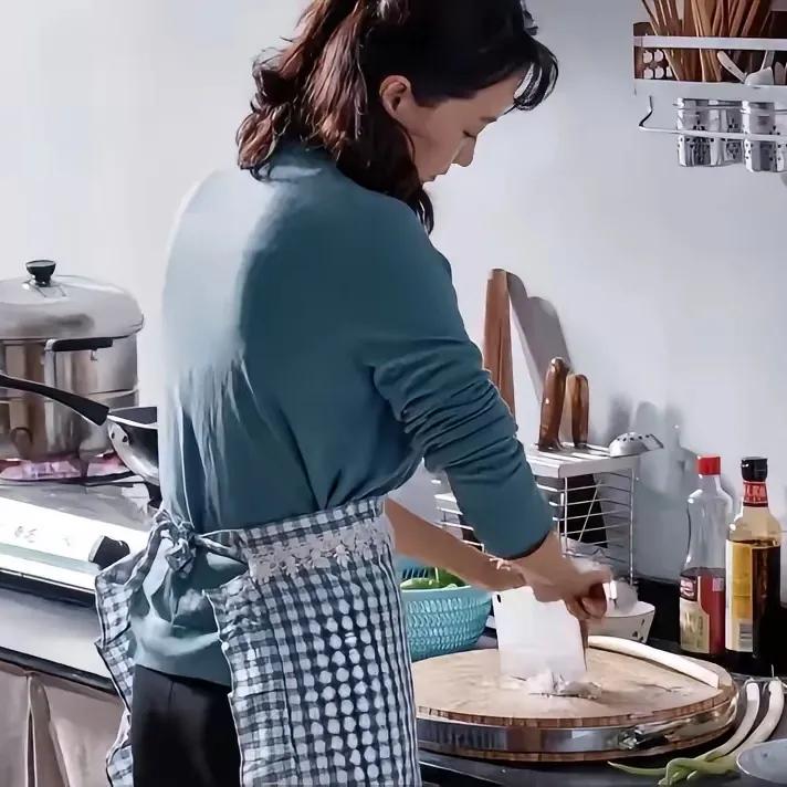 何青莲为了让丈夫安心工作，带着孩子，照顾老人，包揽了这个家所有琐事，无怨无悔。叶