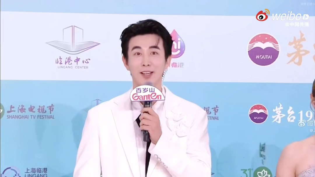 李川白玉兰红毯主持李川白玉兰现场投简历别人走红毯领奖，李川主持红毯顺便现场投简历