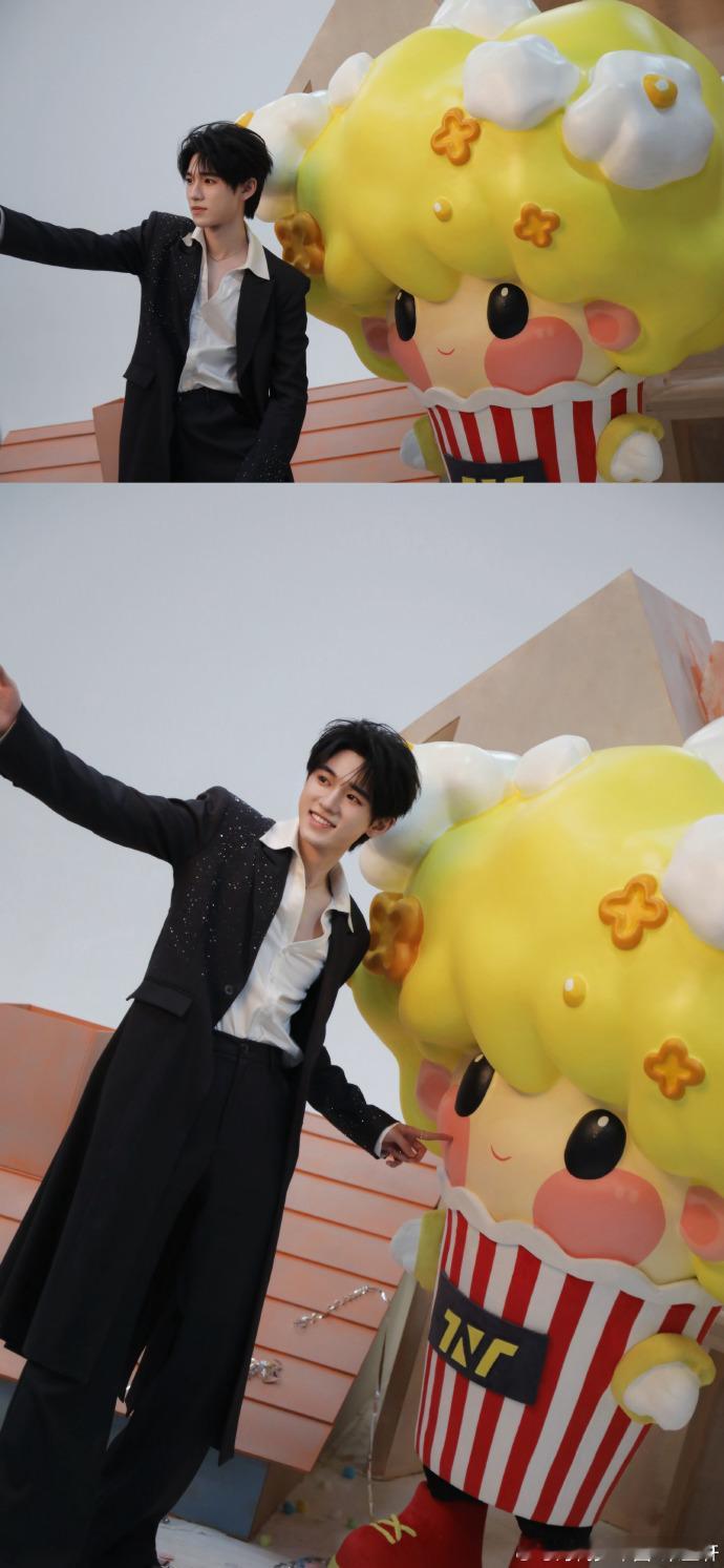 宋亚轩的每一个迷惑行为，都藏着最真实的可应援棒挡脸，瞬间萌化人心转身摆pose超