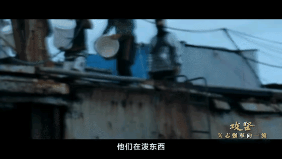 菲律宾人先掏出了枪，以为能吓唬住中国海警，没想到中国海警看到菲律宾人掏枪，立马就